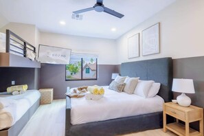 14 soverom, skrivebord, strykejern/-brett og reiseseng for barn