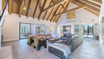 Televisión, chimenea y oficina