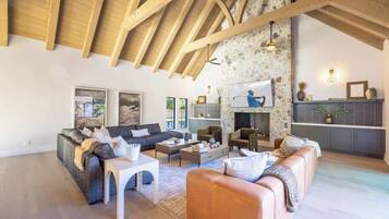 Televisión, chimenea y oficina