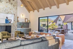 TV, peis og kontorer