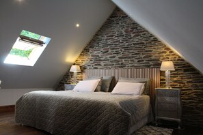 2 bedrooms, desk, iron/ironing board, travel cot