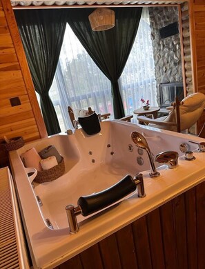 Deluxe Room | 1 bedroom, in-room safe, free WiFi