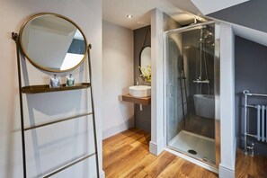 Badekar, hårføner, håndklær og såpe