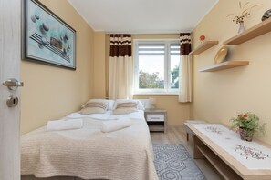 Appartamento, 2 camere da letto, balcone | 2 camere, una scrivania, lenzuola