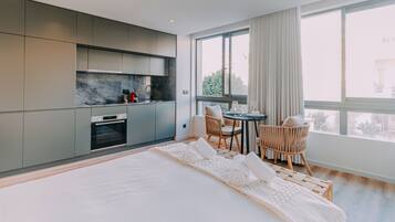 Estudio Deluxe | Cocina básica privada | Máquina de café espresso, frigorífico, horno y placa de cocina