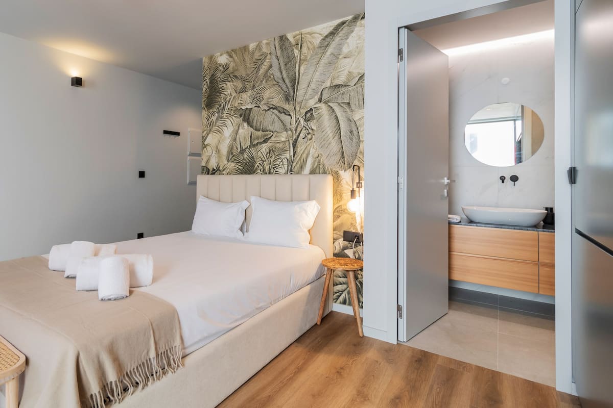 Deluxe Studio | Blackout curtains, iron/ironing board, free WiFi