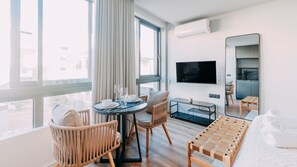 Deluxe Studio | Dining room
