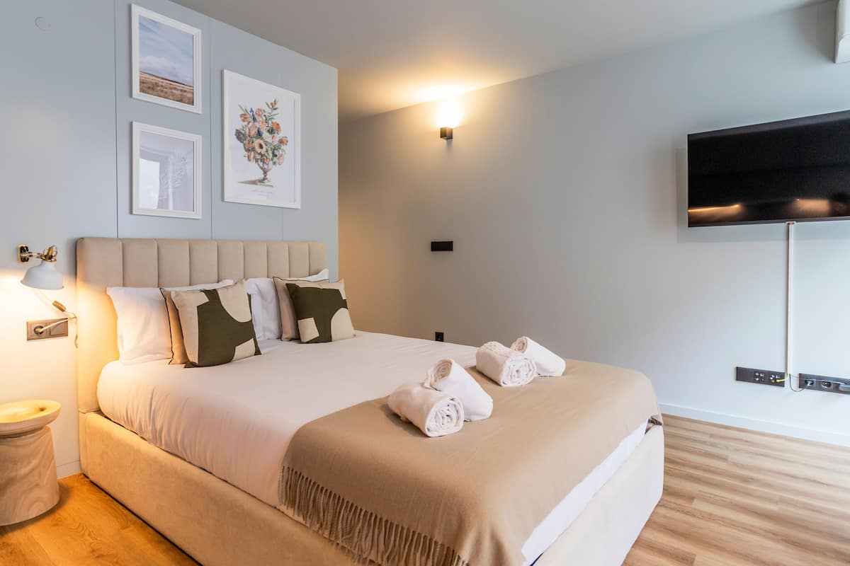 Deluxe Studio (1) | Blackout curtains, iron/ironing board, free WiFi