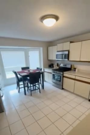 Private kitchen | Fridge, microwave, oven, stovetop