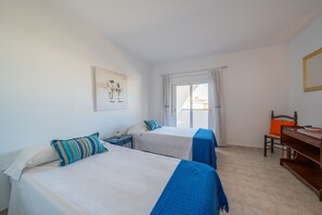 3 habitaciones, tabla de planchar con plancha y ropa de cama