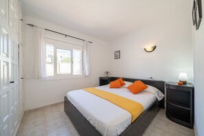 3 slaapkamers, een strijkplank/strijkijzer, beddengoed