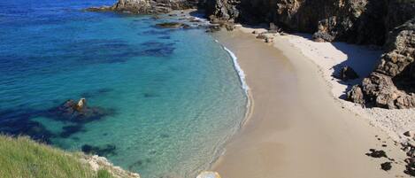 Chaises longues, serviettes de plage