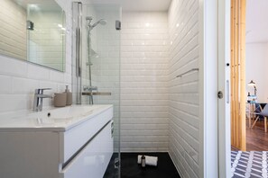 Studio Standard | Salle de bain | Douche, sèche-cheveux, serviettes fournies, savon