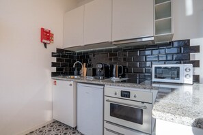 Estudi estàndard | Cuina bàsica privada | Frigorífic petit, microones, forn i placa de cuina 