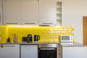 Standard-studio | Yksityinen keittonurkkaus | Minijääkaappi, mikroaaltouuni, uuni, espressokone
