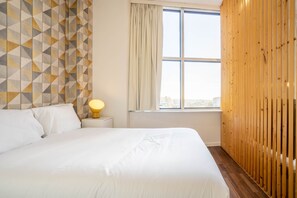 Standard Studio | Bathroom | Shower, hair dryer, towels, soap - Boavista 1774 by LovelyStay (Porto)