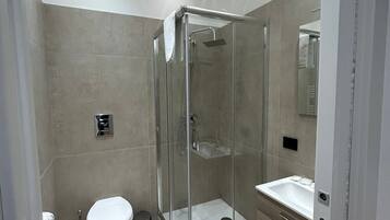 Dusche, Haartrockner, Handtücher, Seife