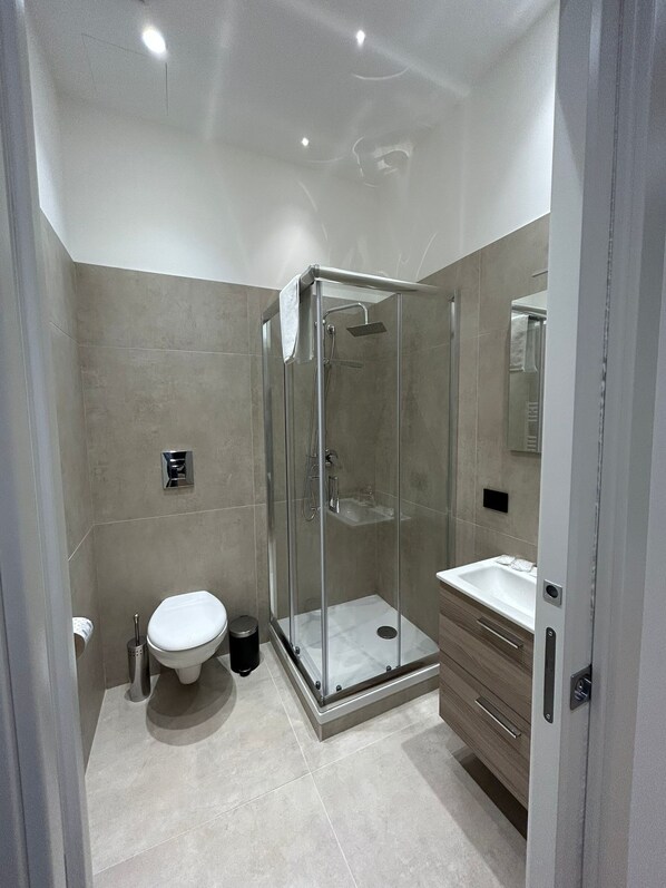 Douche, sèche-cheveux, serviettes fournies, savon