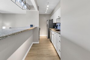 Een koelkast, een magnetron, een oven, een kookplaat