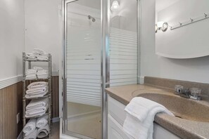 Dusche, Haartrockner, Handtücher, Shampoo