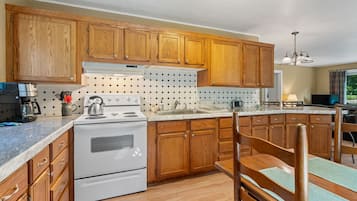 Een koelkast, een magnetron, een oven, een kookplaat