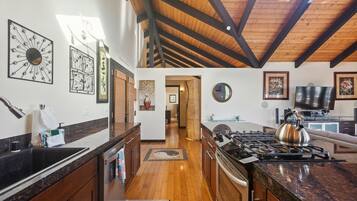 House, 3 Bedrooms | Private kitchen | Fridge, oven, coffee/tea maker, toaster