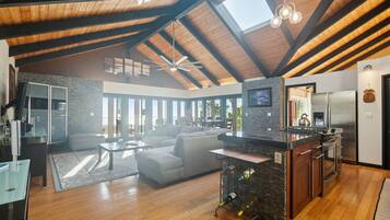 House, 3 Bedrooms | Private kitchen | Fridge, oven, coffee/tea maker, toaster