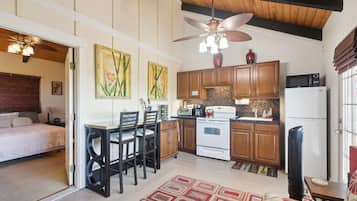 House, 1 Bedroom | Private kitchen | Fridge, oven, coffee/tea maker, toaster
