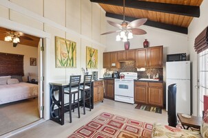 Refrigerador, horno, cafetera/tetera, tostadora