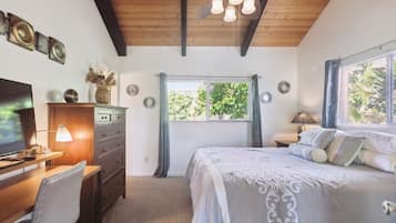1 habitación, escritorio y espacio para trabajar con laptop