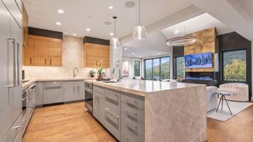 House, 5 Bedrooms | Private kitchen | Fridge, oven, coffee/tea maker, electric kettle