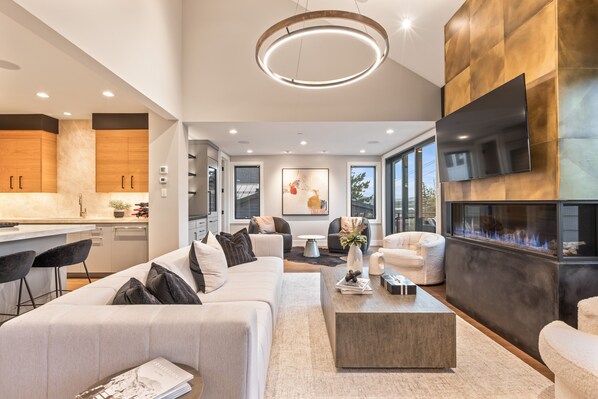 獨棟房屋, 5 間臥室 | 起居區 | 智慧型電視