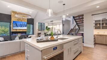 House, 5 Bedrooms | Interior