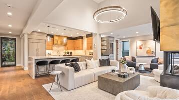 House, 5 Bedrooms | Living area | Smart TV