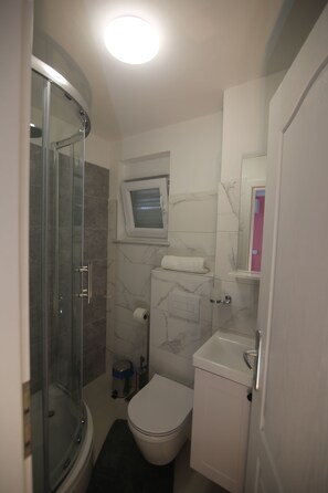Dusche, Handtücher, Seife, Toilettenpapier
