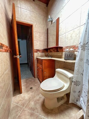 Family House | Bathroom | Shower, free toiletries, towels - Casa Malibu (Medellín)