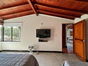 Family House | 4 bedrooms, iron/ironing board, free WiFi, bed sheets - Casa Malibu (Medellín)