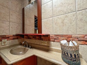 Family House | Bathroom | Shower, free toiletries, towels - Casa Malibu (Medellín)