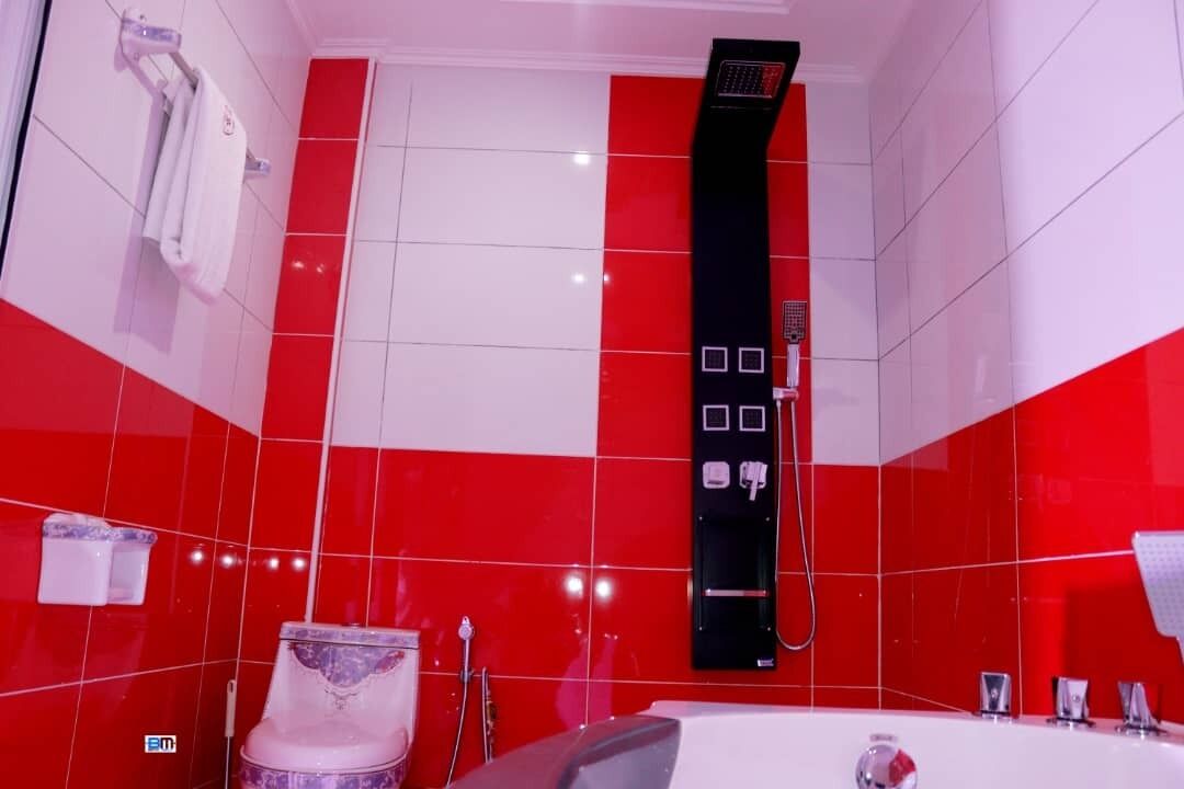 Senior Suite | Bathroom | Bathtub, slippers, towels, soap