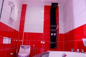 Senior Suite | Bathroom | Bathtub, slippers, towels, soap