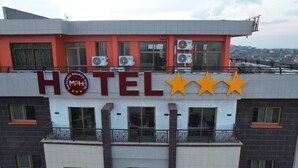 A hotel with a prominent sign featuring the name and a star rating. - MATCHEU PALACE HÔTEL  (Yaoundé)