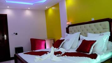 Deluxe Room | Desk, laptop workspace, blackout drapes, soundproofing