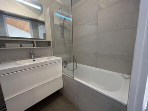 Bathroom - 180m from shops, 1st floor, view valley, balcony, 51m², Méribel-Mottaret (Méribel - Les Allues)