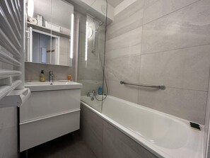 Bathroom - 180m from shops, 1st floor, view valley, balcony, 51m², Méribel-Mottaret (Méribel - Les Allues)