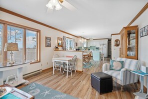 Smart TV, fireplace - Vineyard Cove - Direct Bayfront on Chincoteague Island (Chincoteague Island)