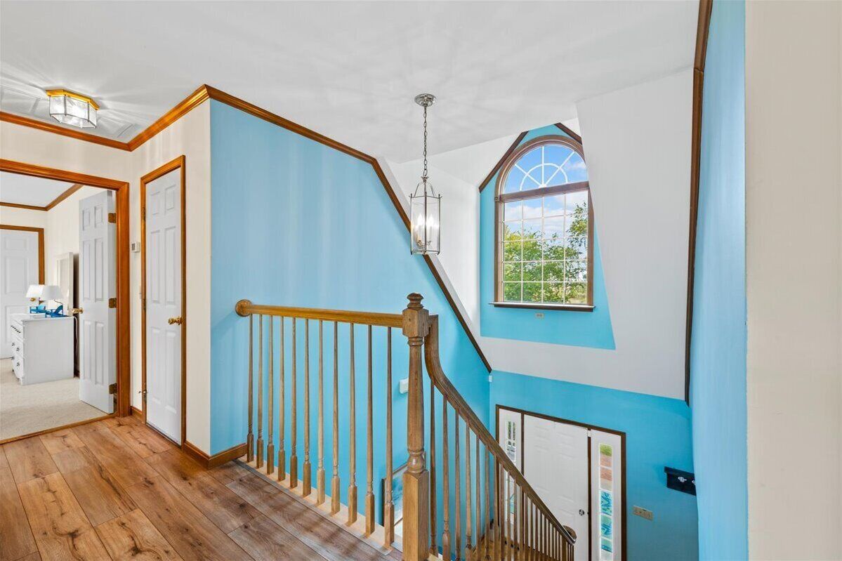 Eine Treppe mit Holzwändern und einer blauen Wand.