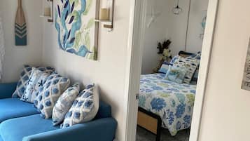 2 soverom, skrivebord, strykejern/-brett og reiseseng for barn