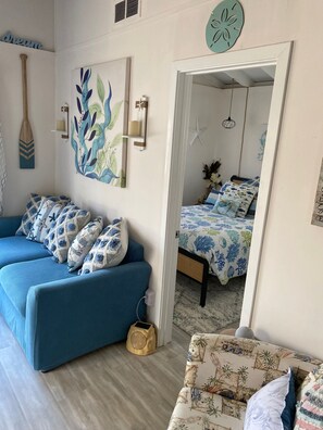 2 chambres, bureau, fer et planche à repasser, lit de bébé portatif