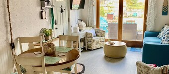 Cozy, Year-round Waterfront Cottage Near Historic Town-Pet Friendly!