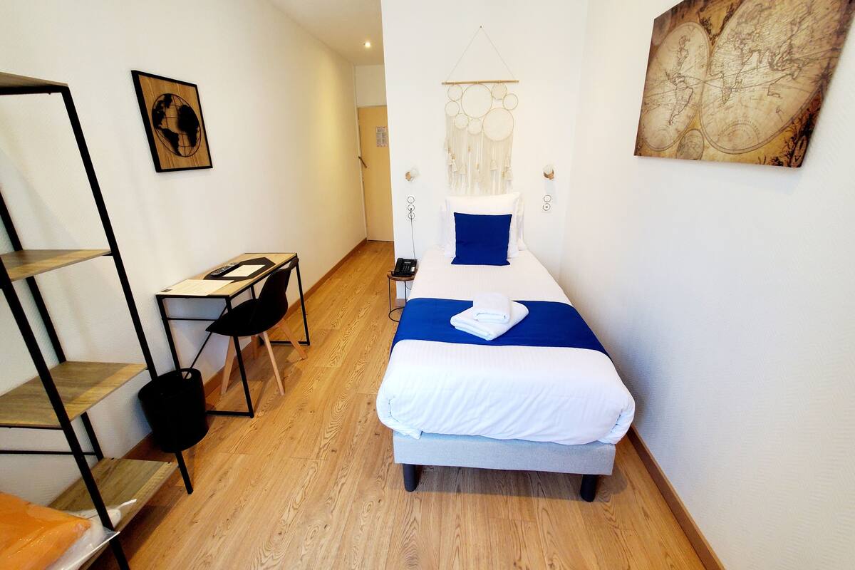 Comfort Single Room | Hypo-allergenic bedding, desk, iron/ironing board (on request)